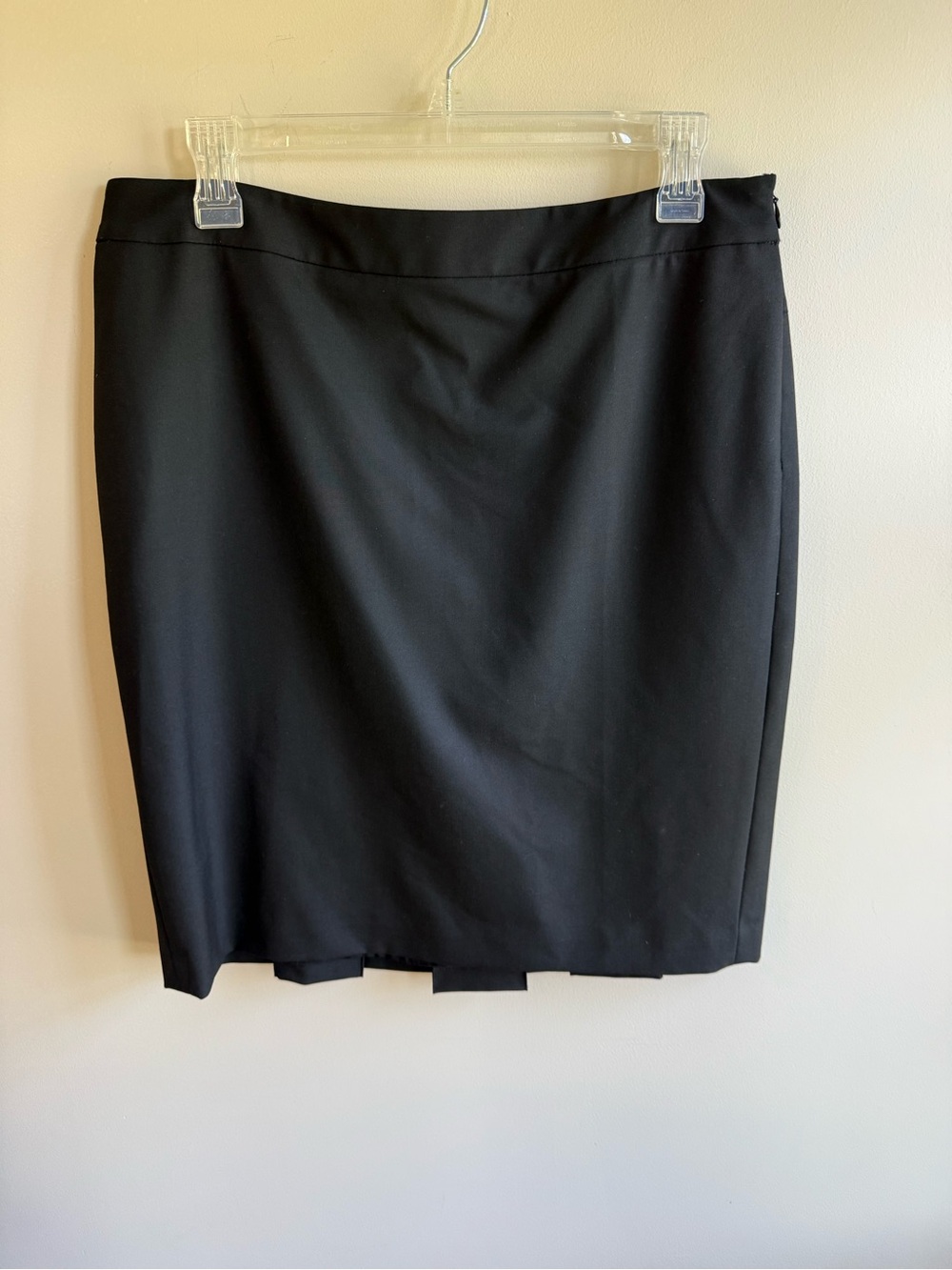 Ann Taylor LOFT Black Straight Short Knee Length Pencil Skirt, size 8